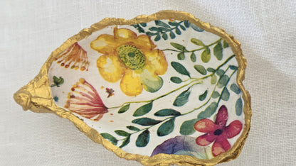 Vaciabolsillos artesanal hecho con concha de ostión decorada con 
decoupage. Ideal para decorar sobre mueble y dejar llaves, monedas, joyas...