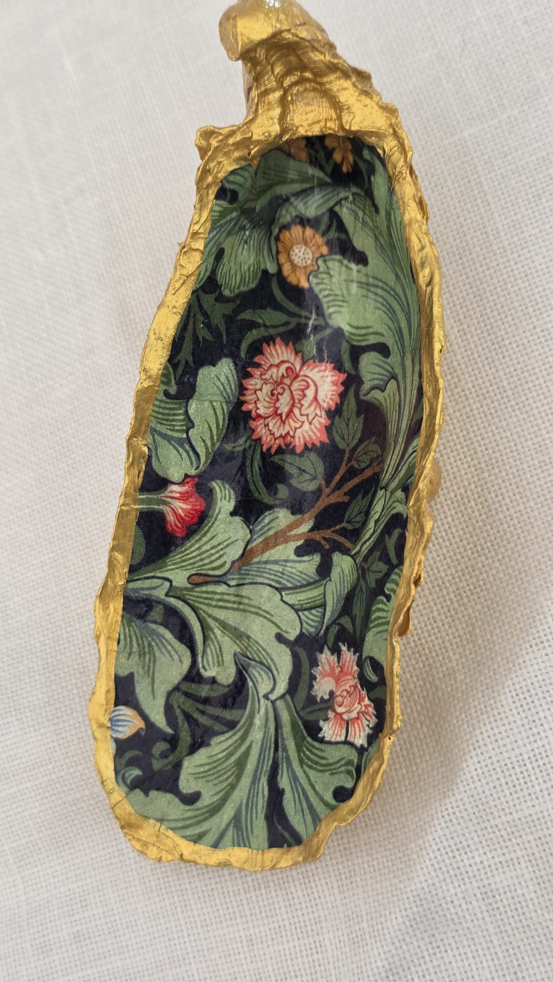 Vaciabolsillos artesanal hecho con concha de ostión decorada con 
decoupage. Ideal para decorar sobre mueble y dejar llaves, monedas, joyas...