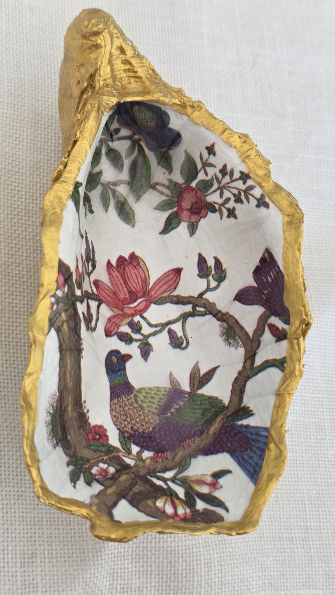 Vaciabolsillos artesanal hecho con concha de ostión decorada con 
decoupage. Ideal para decorar sobre mueble y dejar llaves, monedas, joyas...