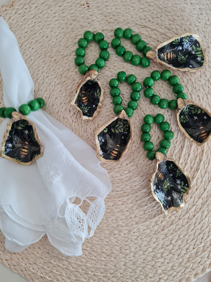 Servilletero artesanal de concha de ostión decorada con decoupage y cuentas de madera