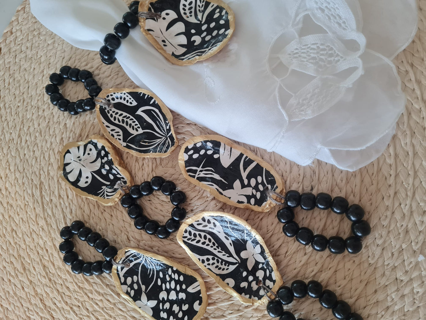Servilletero artesanal de concha de ostión decorada con decoupage y cuentas de madera