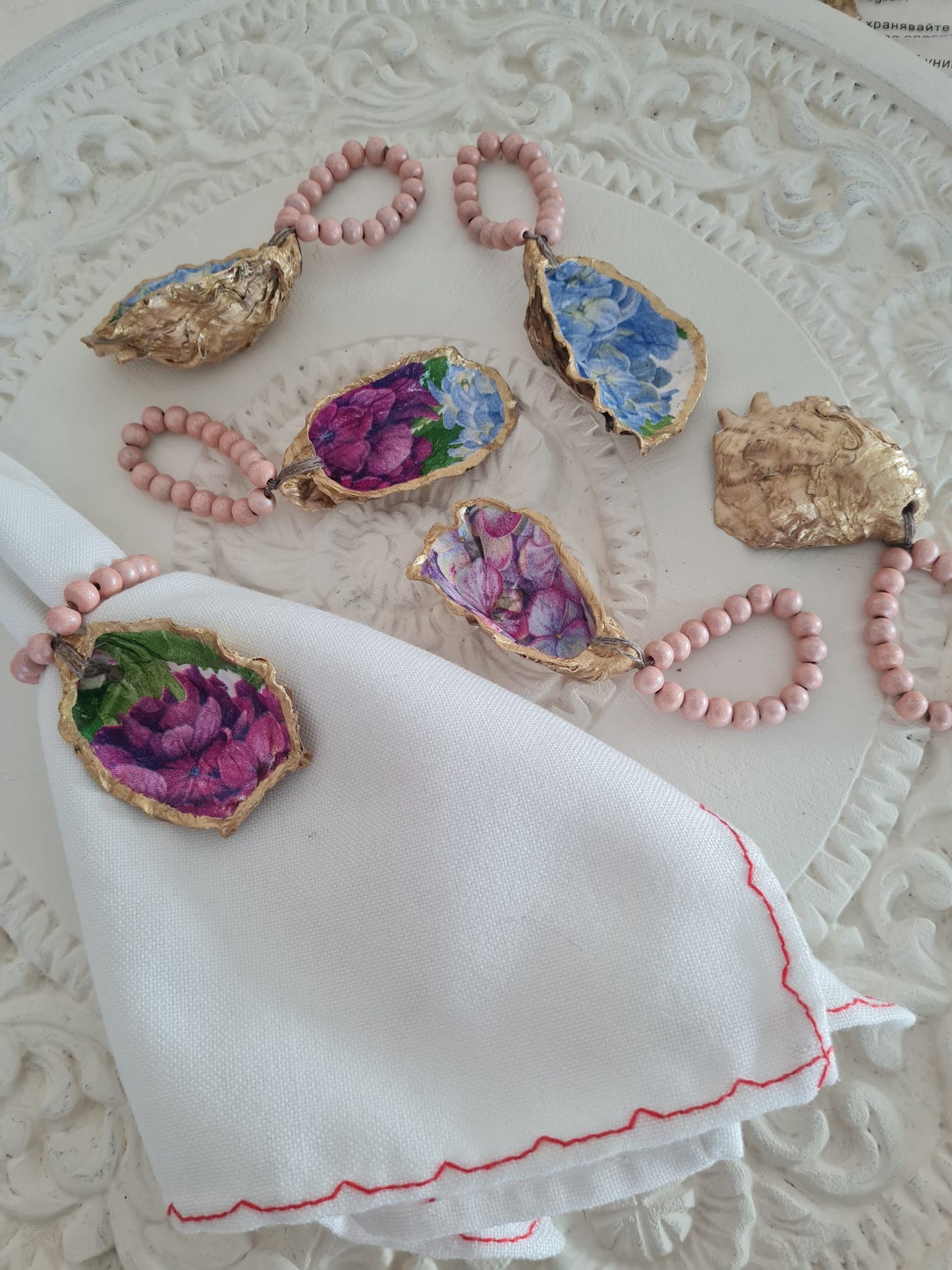 Servilletero artesanal de concha de ostión decorada con decoupage y cuentas de madera
