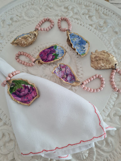 Servilletero artesanal de concha de ostión decorada con decoupage y cuentas de madera