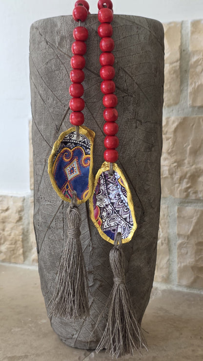 Adorno artesanal reciclado para jarrón realizado con conchas de ostiones del Carnaval de Cádiz, bolas de mara y pompones de lino