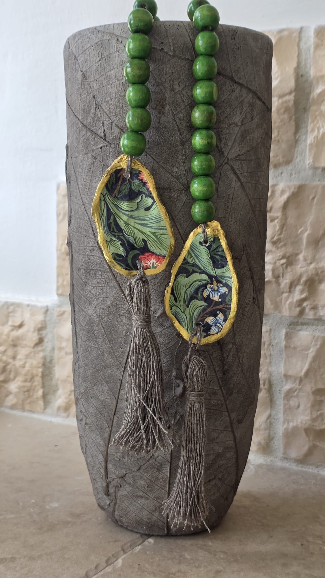 Adorno artesanal reciclado para jarrón realizado con conchas de ostiones del Carnaval de Cádiz, bolas de mara y pompones de lino
