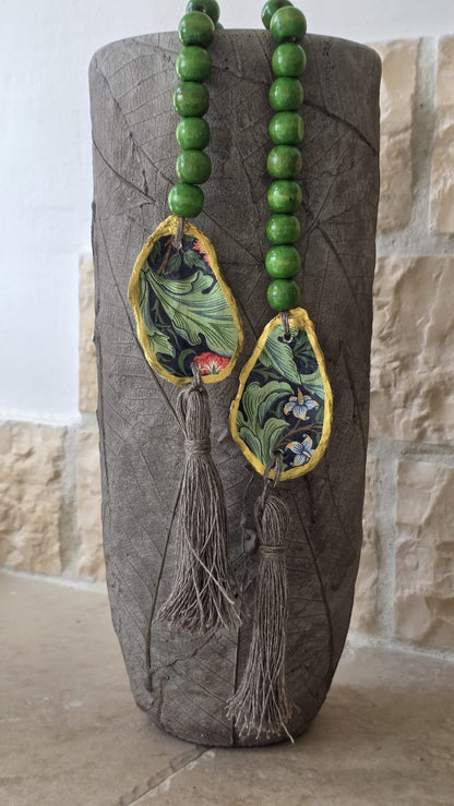 Adorno artesanal reciclado para jarrón realizado con conchas de ostiones del Carnaval de Cádiz, bolas de mara y pompones de lino