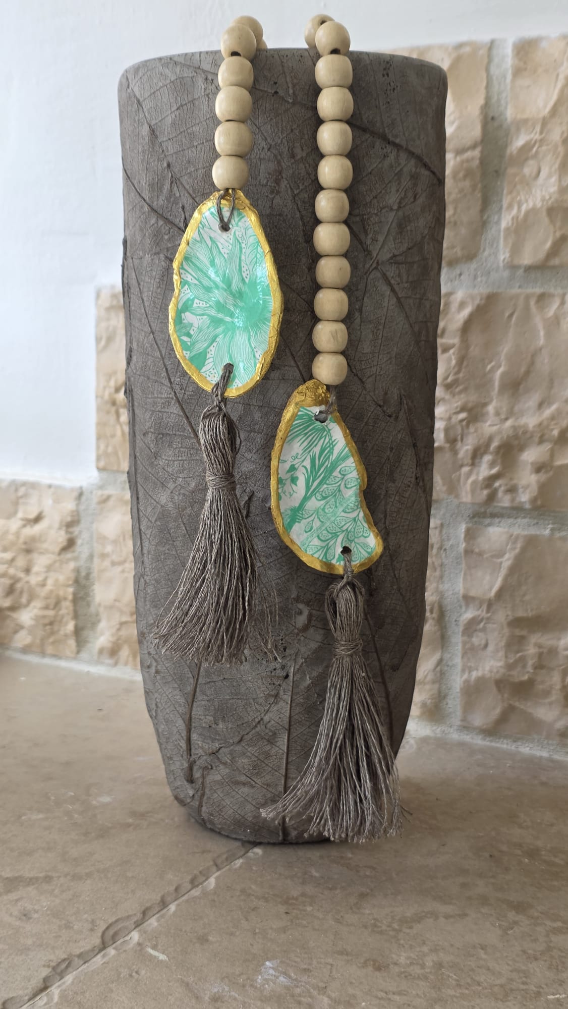 Adorno artesanal reciclado para jarrón realizado con conchas de ostiones del Carnaval de Cádiz, bolas de mara y pompones de lino