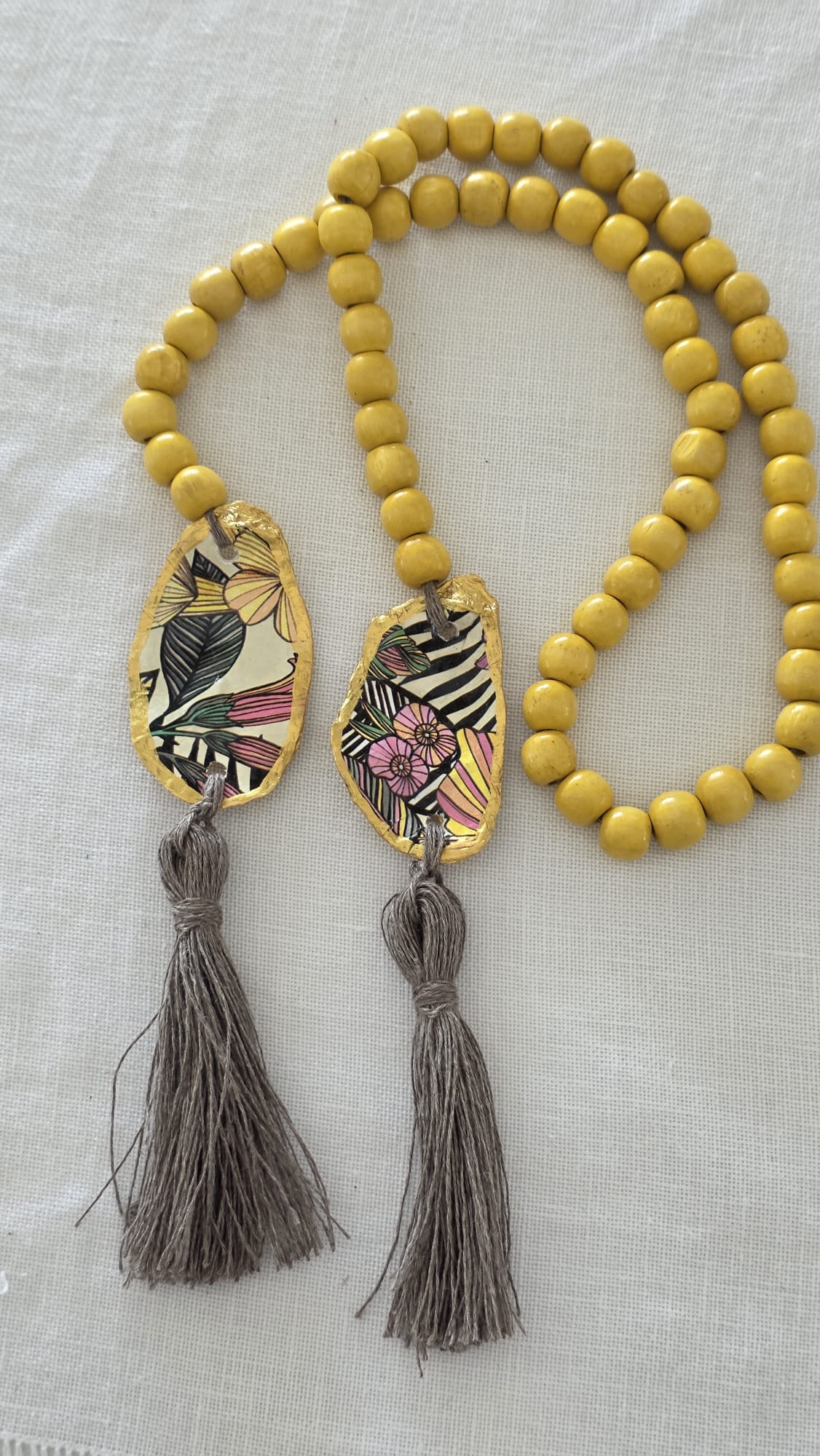 Adorno artesanal reciclado para jarrón realizado con conchas de ostiones del Carnaval de Cádiz, bolas de mara y pompones de lino