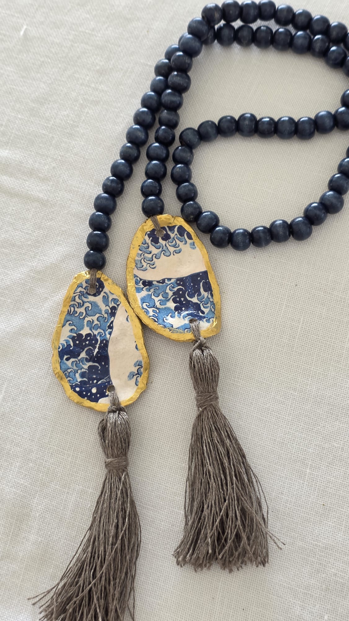 Adorno artesanal reciclado para jarrón realizado con conchas de ostiones del Carnaval de Cádiz, bolas de mara y pompones de lino