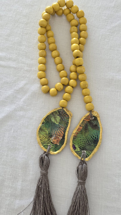 Adorno artesanal reciclado para jarrón realizado con conchas de ostiones del Carnaval de Cádiz, bolas de mara y pompones de lino