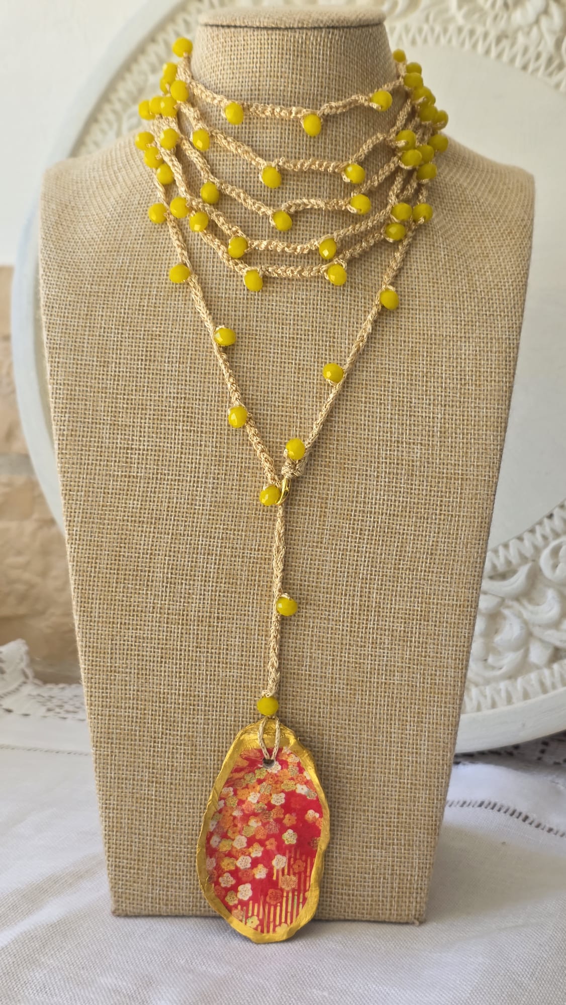 Collar de ganchillo con concha de ostión hecho a mano estilo boho mediterráneo