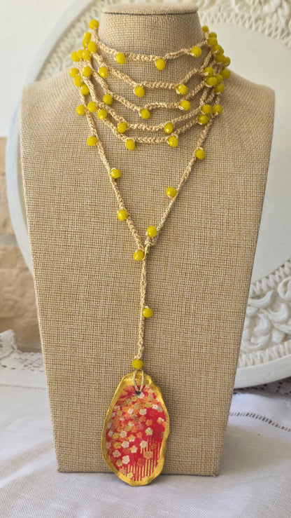 Collar de ganchillo con concha de ostión hecho a mano estilo boho mediterráneo