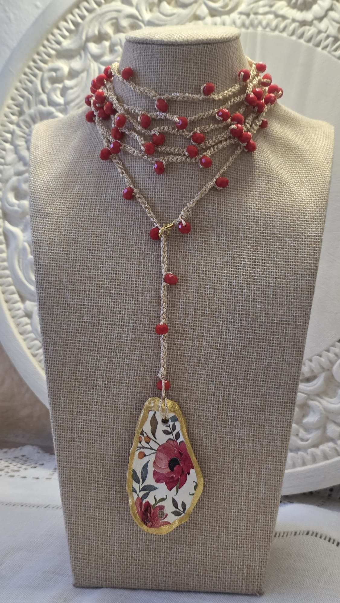 Collar de ganchillo con concha de ostión hecho a mano estilo boho mediterráneo