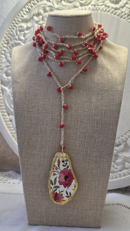 Collar de ganchillo con concha de ostión hecho a mano estilo boho mediterráneo