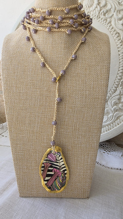 Collar de ganchillo con concha de ostión hecho a mano estilo boho mediterráneo