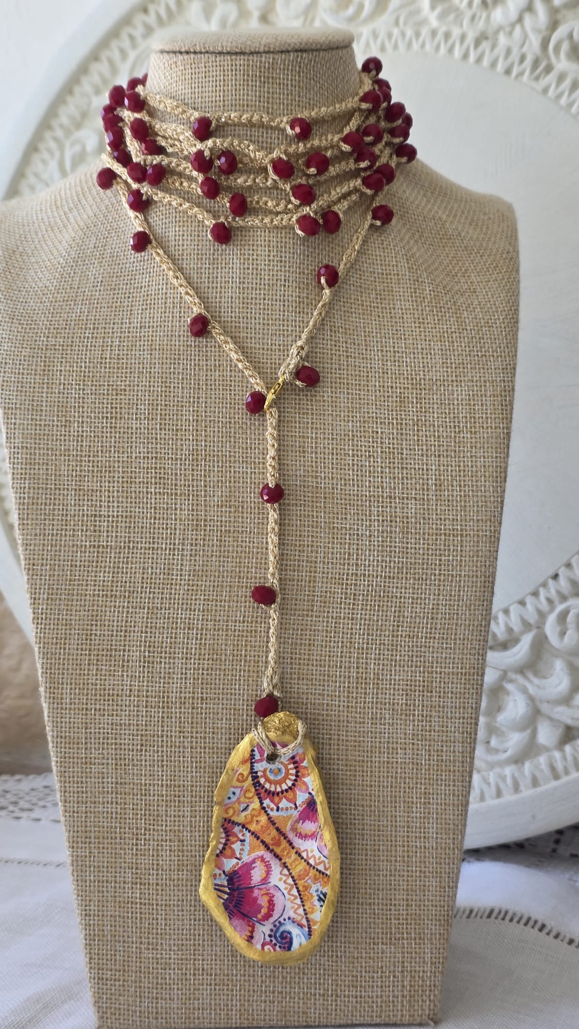 Collar de ganchillo con concha de ostión hecho a mano estilo boho mediterráneo