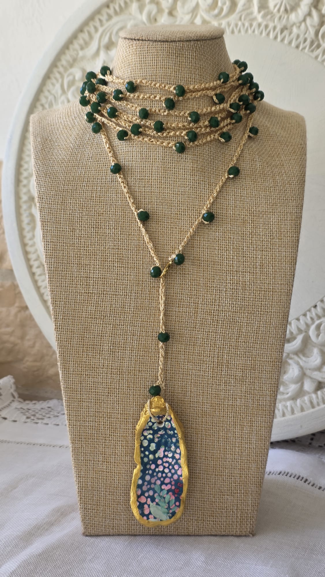 Collar de ganchillo con concha de ostión hecho a mano estilo boho mediterráneo