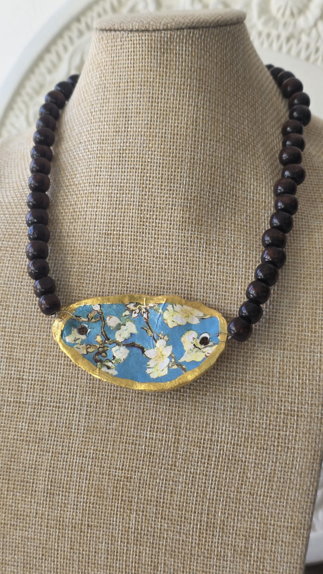 gargantilla artesanal con concha de ostión y cuentas de madera estilo boho hecha a mano