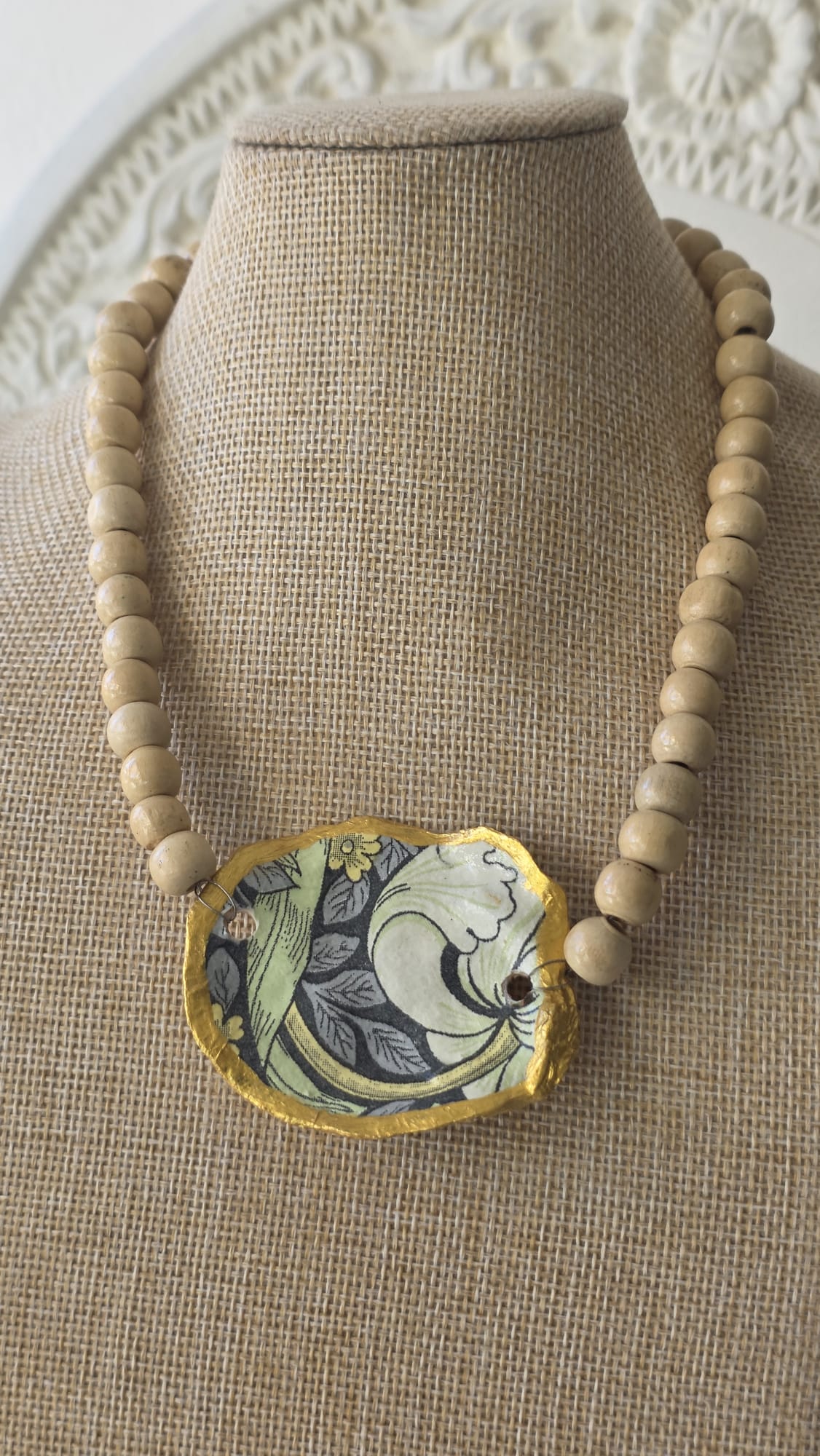 gargantilla artesanal con concha de ostión y cuentas de madera estilo boho hecha a mano