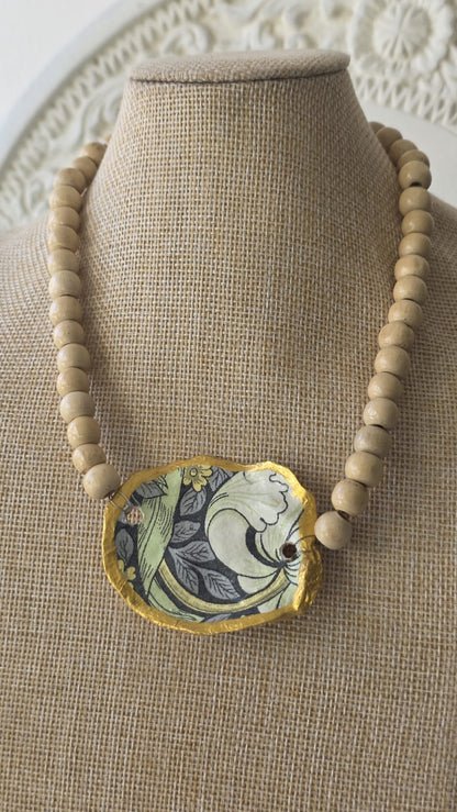 gargantilla artesanal con concha de ostión y cuentas de madera estilo boho hecha a mano