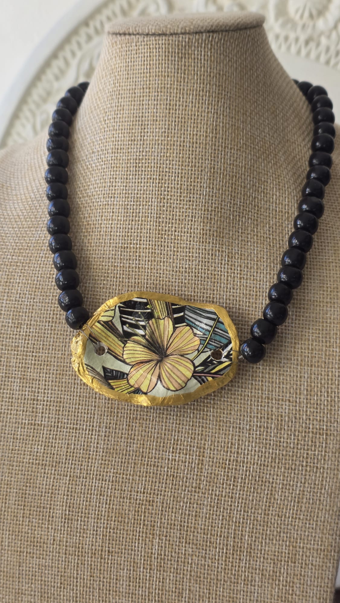 gargantilla artesanal con concha de ostión y cuentas de madera estilo boho hecha a mano