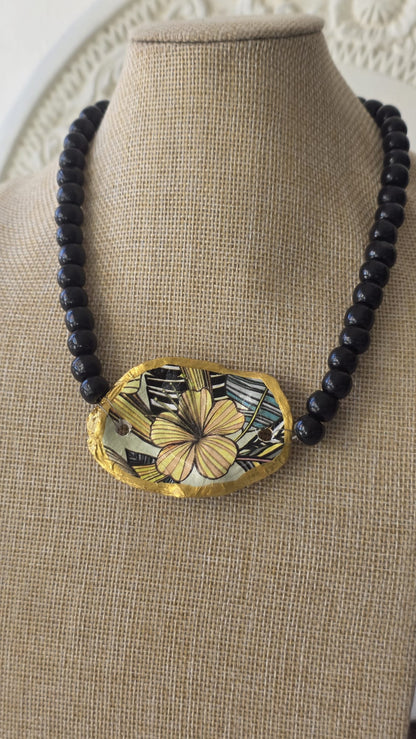 gargantilla artesanal con concha de ostión y cuentas de madera estilo boho hecha a mano