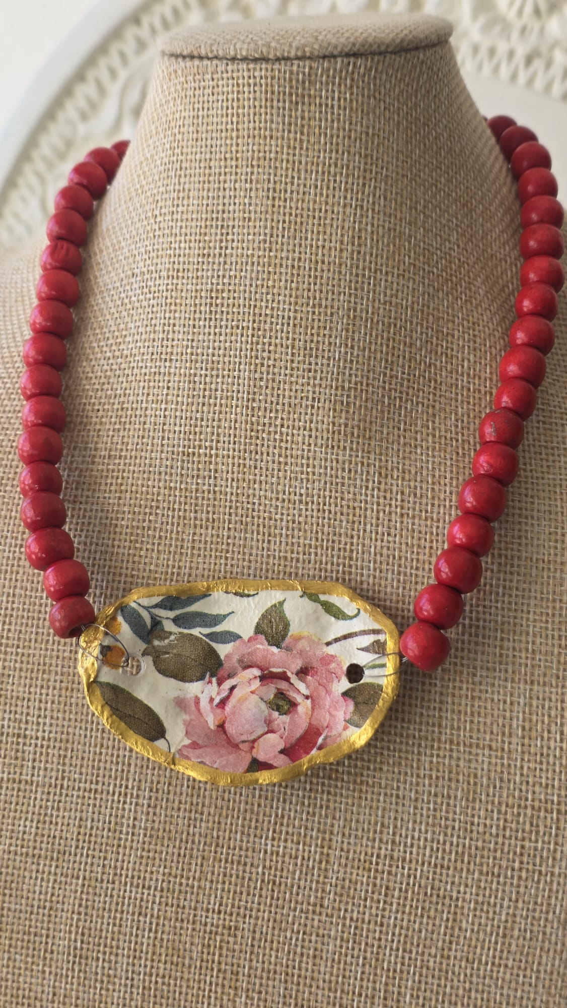 gargantilla artesanal con concha de ostión y cuentas de madera estilo boho hecha a mano
