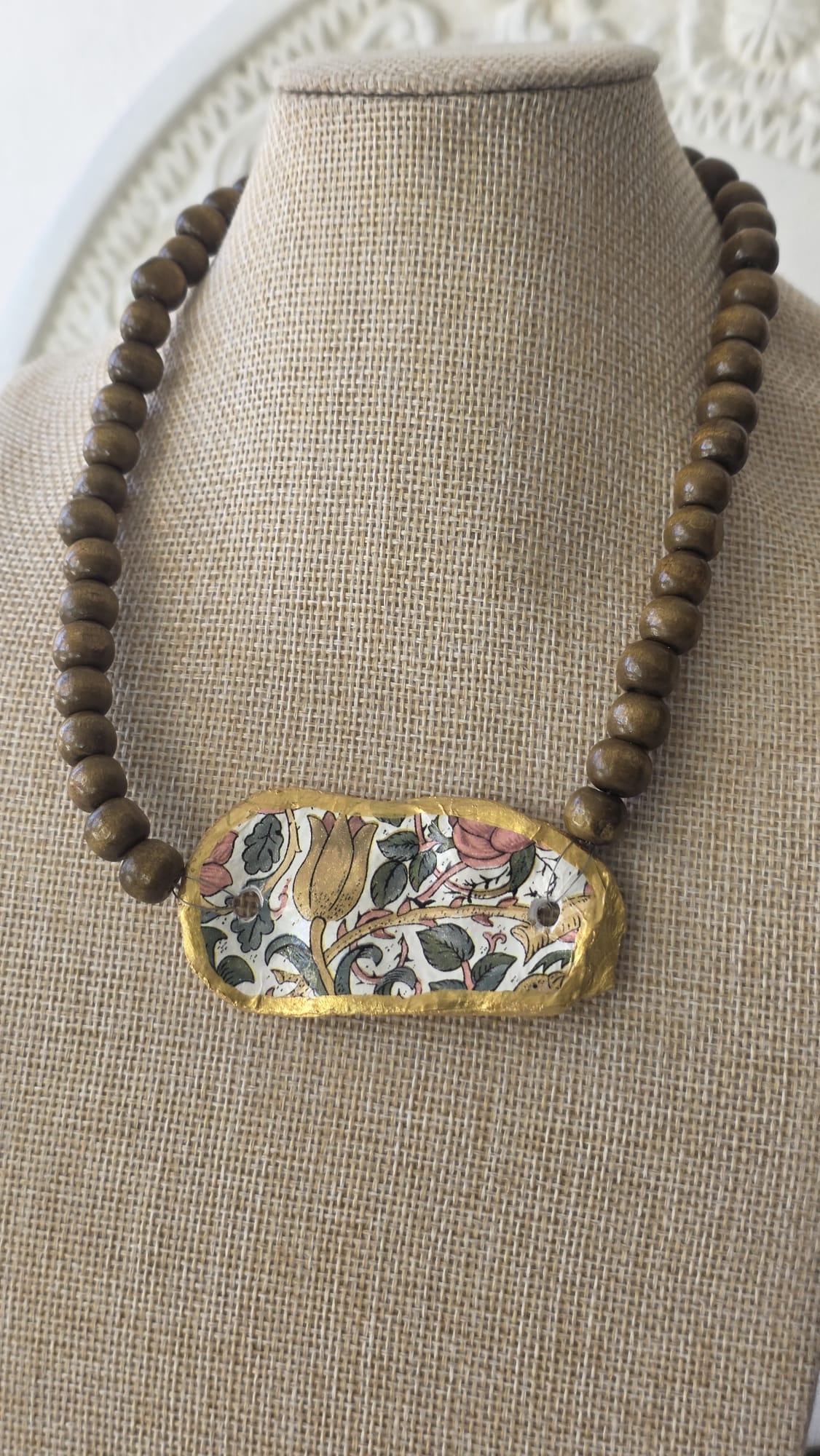 gargantilla artesanal con concha de ostión y cuentas de madera estilo boho hecha a mano
