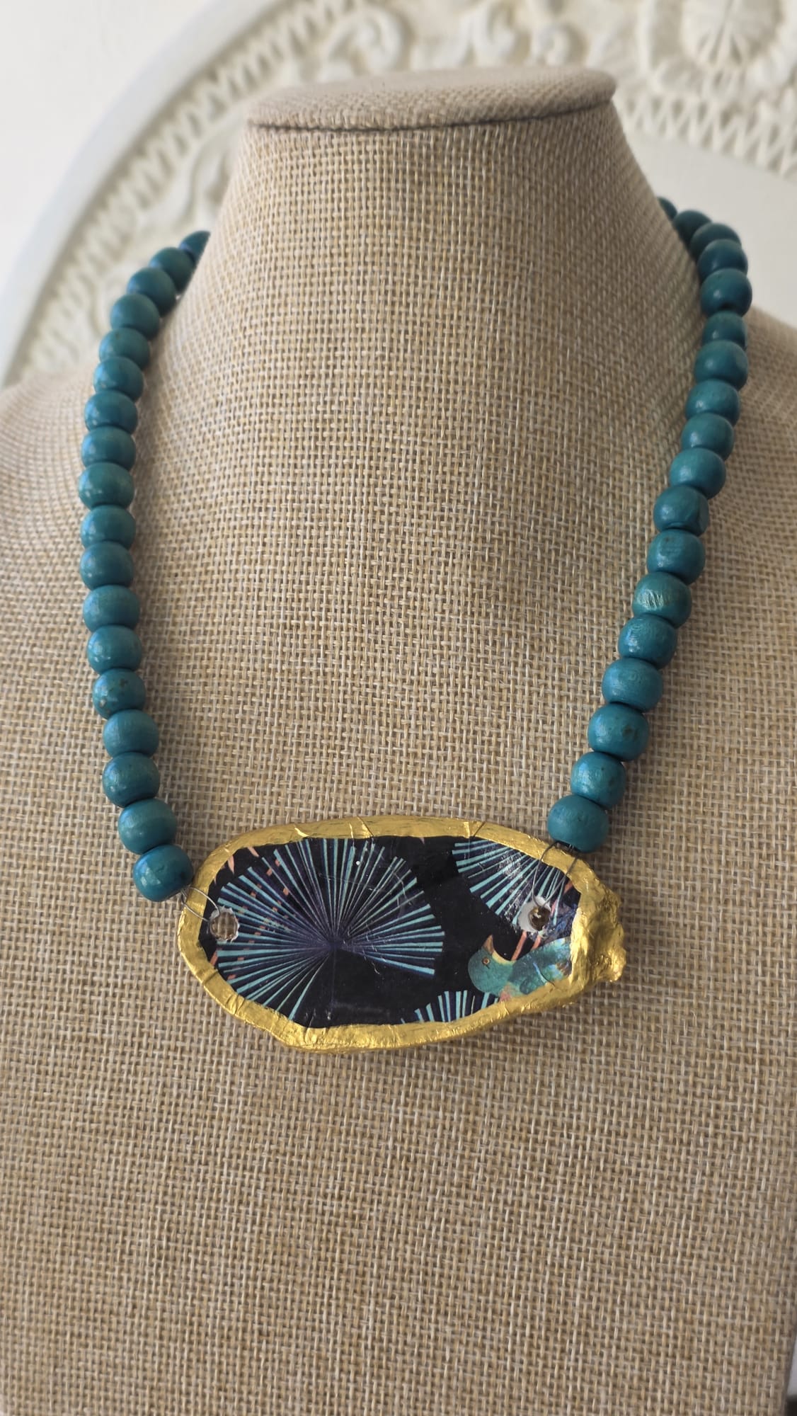 gargantilla artesanal con concha de ostión y cuentas de madera estilo boho hecha a mano