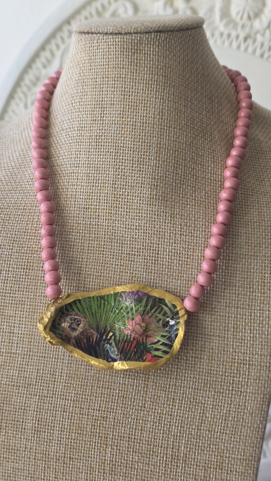 gargantilla artesanal con concha de ostión y cuentas de madera estilo boho hecha a mano