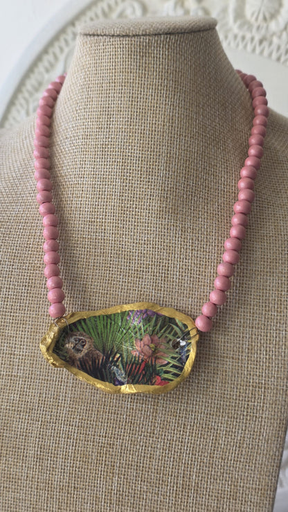 gargantilla artesanal con concha de ostión y cuentas de madera estilo boho hecha a mano