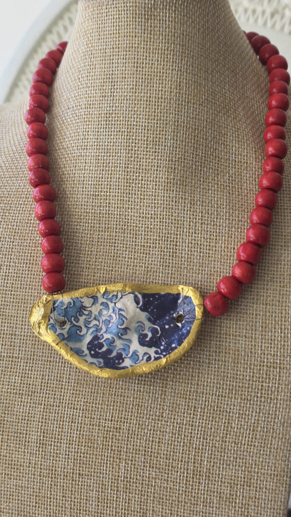 gargantilla artesanal con concha de ostión y cuentas de madera estilo boho hecha a mano