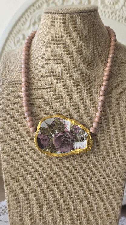 gargantilla artesanal con concha de ostión y cuentas de madera estilo boho hecha a mano
