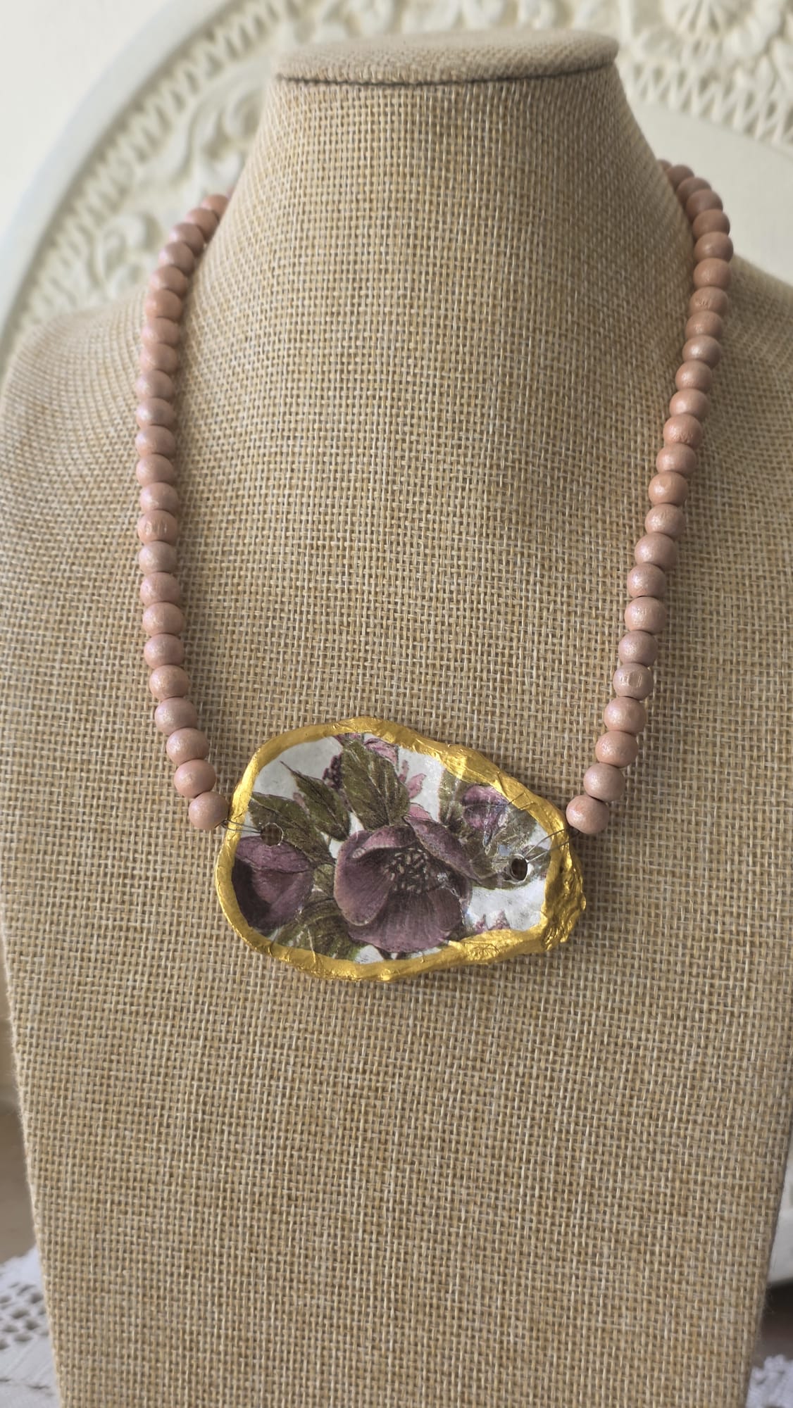 gargantilla artesanal con concha de ostión y cuentas de madera estilo boho hecha a mano