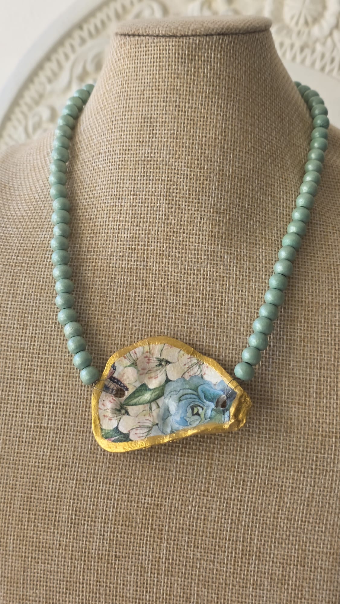 gargantilla artesanal con concha de ostión y cuentas de madera estilo boho hecha a mano