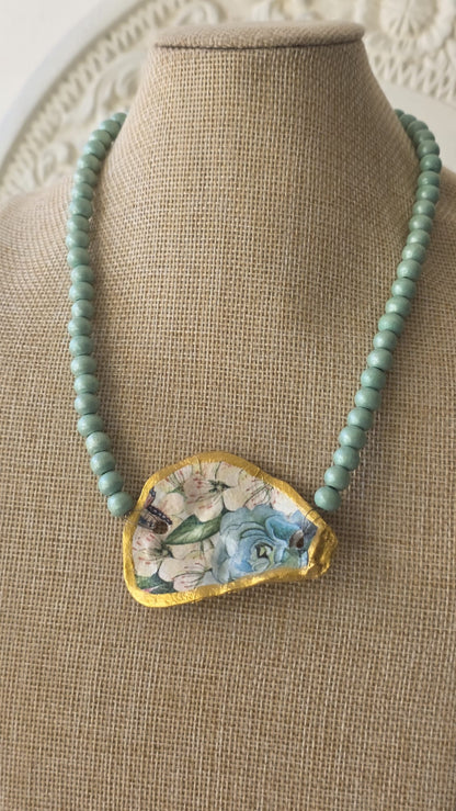 gargantilla artesanal con concha de ostión y cuentas de madera estilo boho hecha a mano