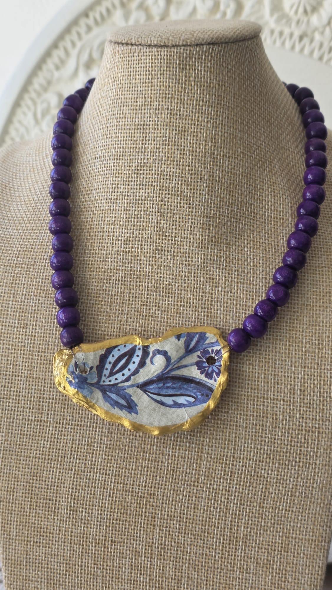 gargantilla artesanal con concha de ostión y cuentas de madera estilo boho hecha a mano