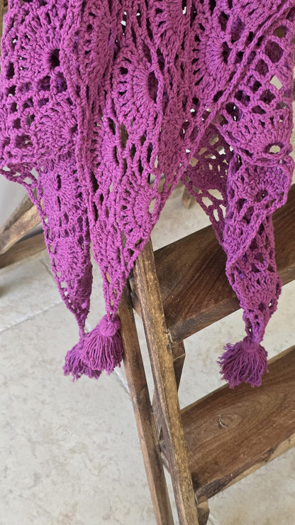 Chal de ganchillo en hilo con pompom