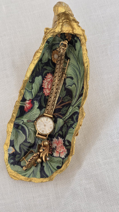 Vaciabolsillos artesanal hecho con concha de ostión decorada con 
decoupage. Ideal para decorar sobre mueble y dejar llaves, monedas, joyas...
