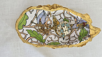 Vaciabolsillos artesanal hecho con concha de ostión decorada con 
decoupage. Ideal para decorar sobre mueble y dejar llaves, monedas, joyas...