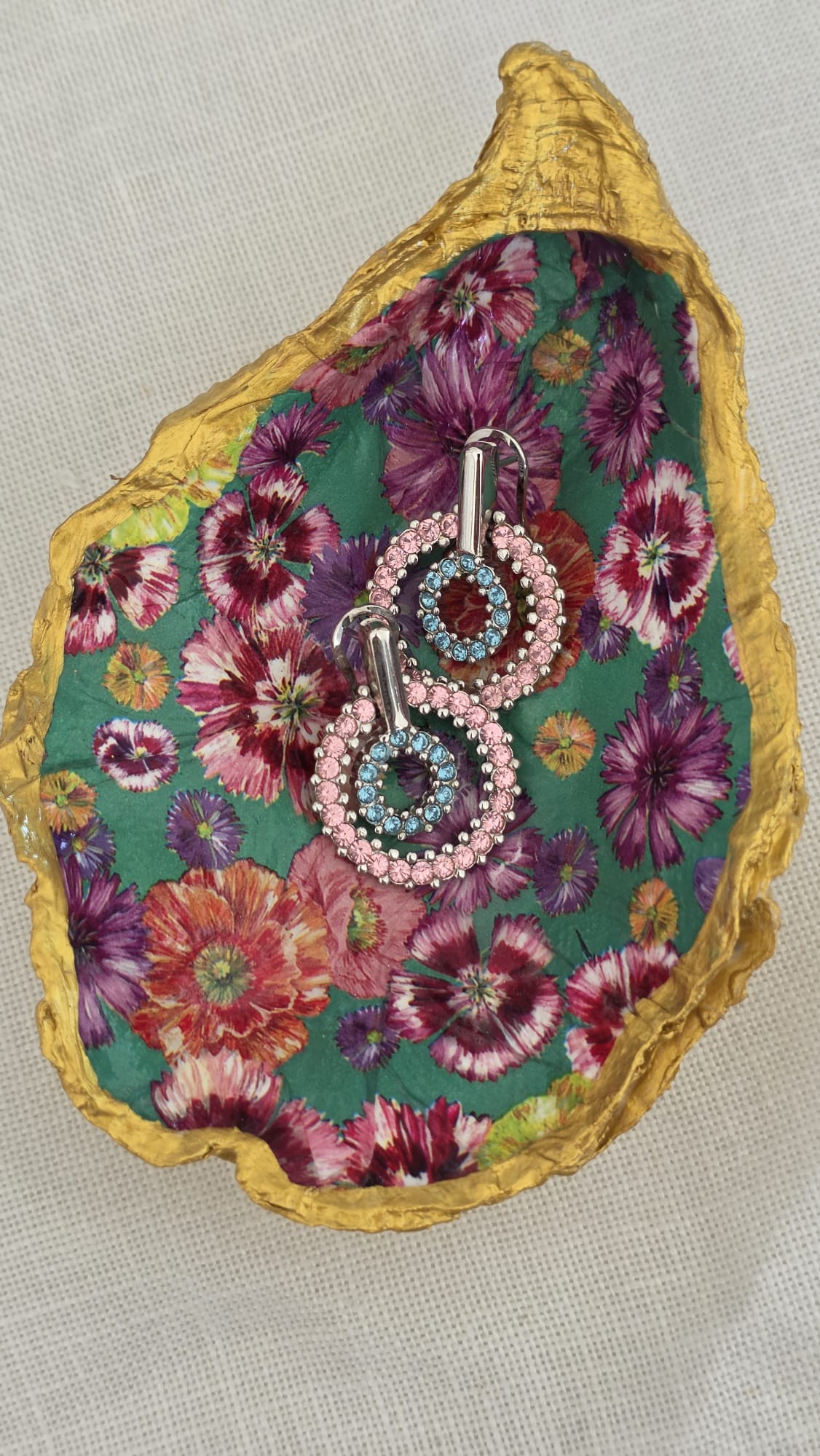 Vaciabolsillos artesanal hecho con concha de ostión decorada con 
decoupage. Ideal para decorar sobre mueble y dejar llaves, monedas, joyas...
