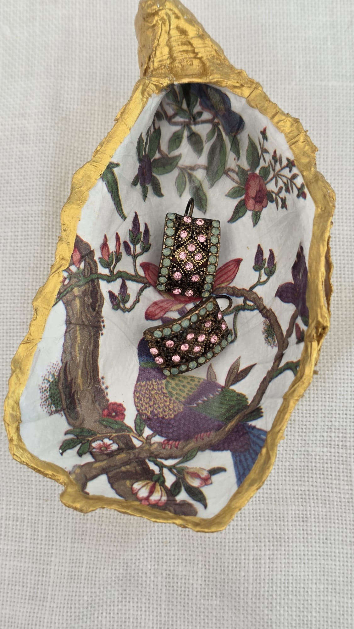 Vaciabolsillos artesanal hecho con concha de ostión decorada con 
decoupage. Ideal para decorar sobre mueble y dejar llaves, monedas, joyas...