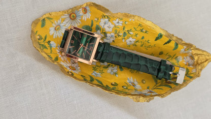 Vaciabolsillos artesanal hecho con concha de ostión decorada con 
decoupage. Ideal para decorar sobre mueble y dejar llaves, monedas, joyas...