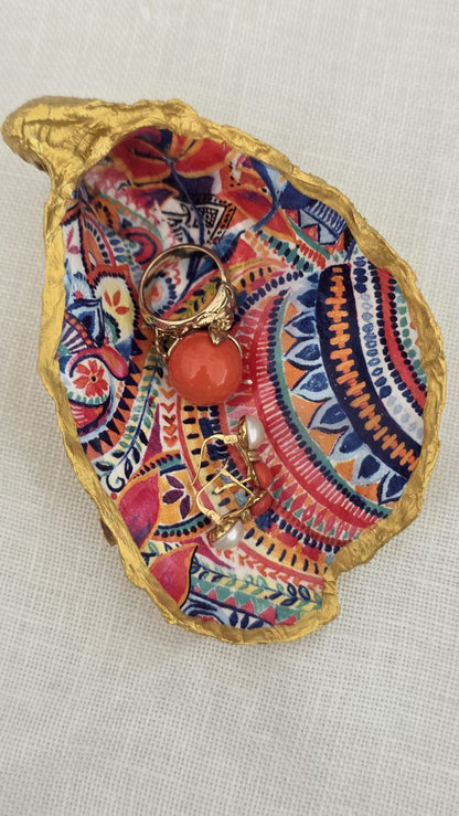 Vaciabolsillos artesanal hecho con concha de ostión decorada con 
decoupage. Ideal para decorar sobre mueble y dejar llaves, monedas, joyas...