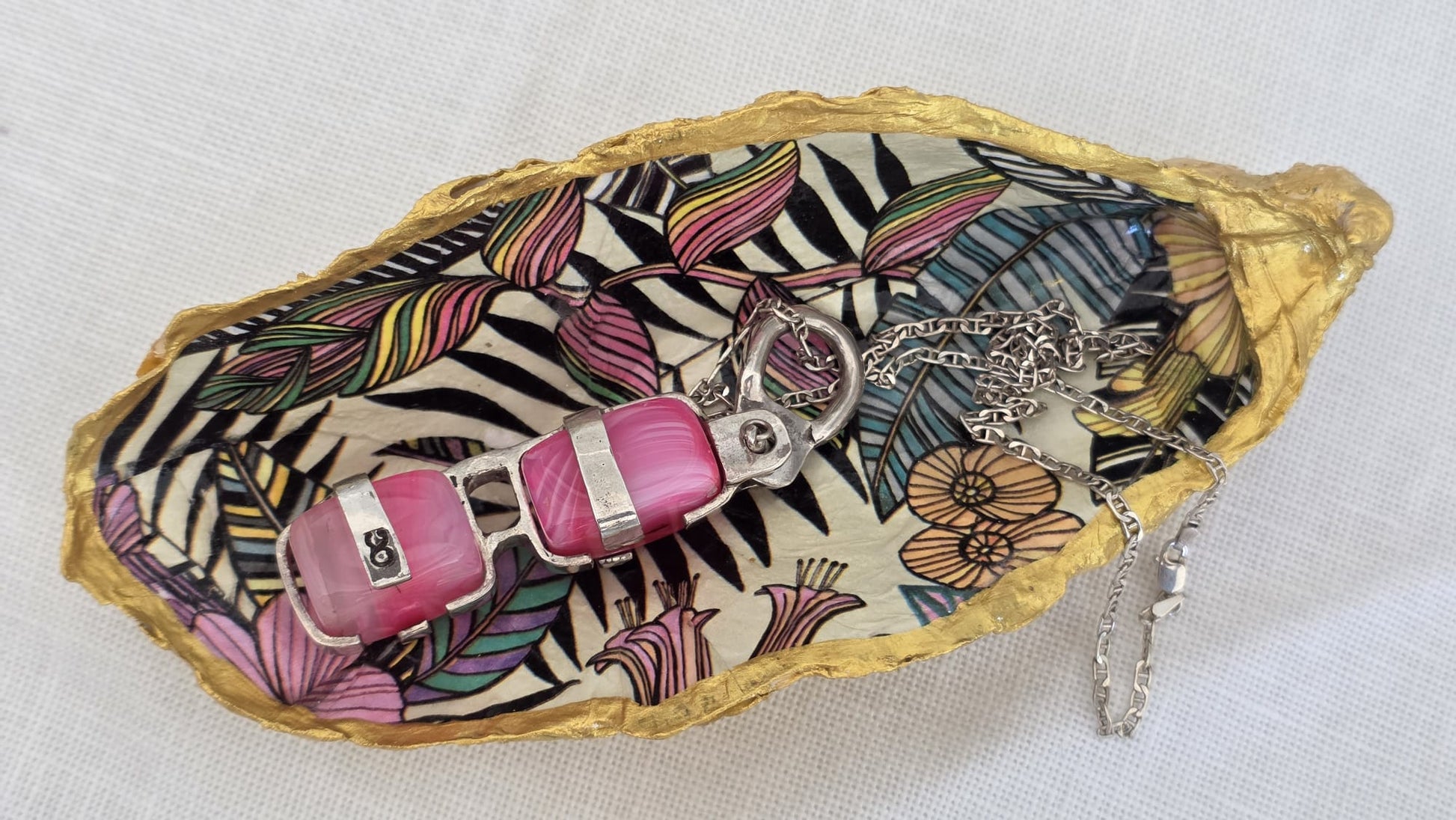 Vaciabolsillos artesanal hecho con concha de ostión decorada con 
decoupage. Ideal para decorar sobre mueble y dejar llaves, monedas, joyas...