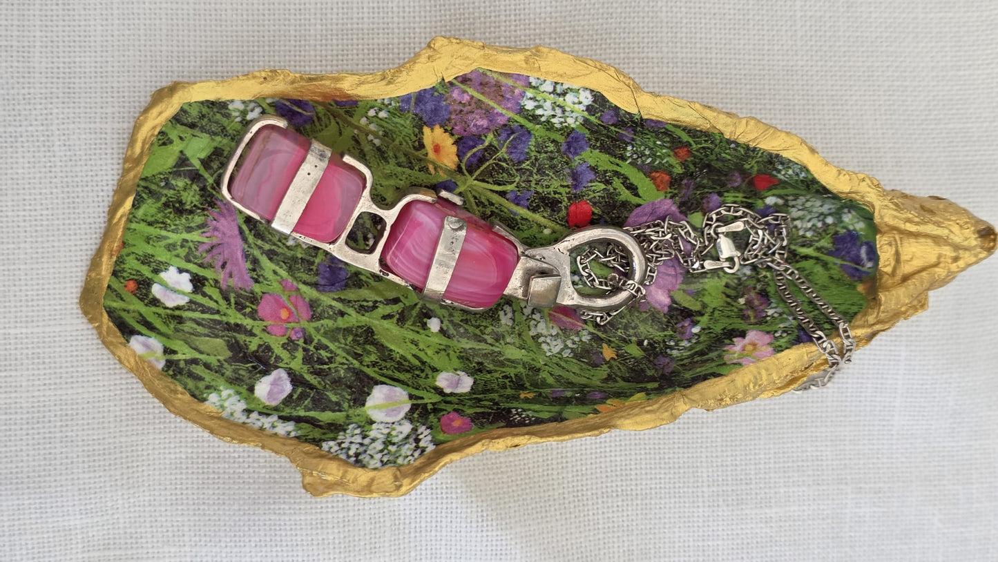 Vaciabolsillos artesanal hecho con concha de ostión decorada con 
decoupage. Ideal para decorar sobre mueble y dejar llaves, monedas, joyas...