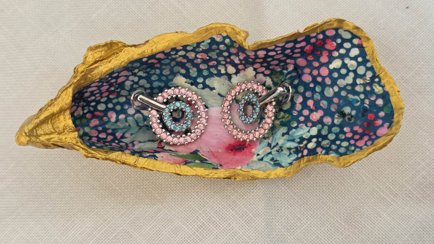 Vaciabolsillos artesanal hecho con concha de ostión decorada con 
decoupage. Ideal para decorar sobre mueble y dejar llaves, monedas, joyas...
