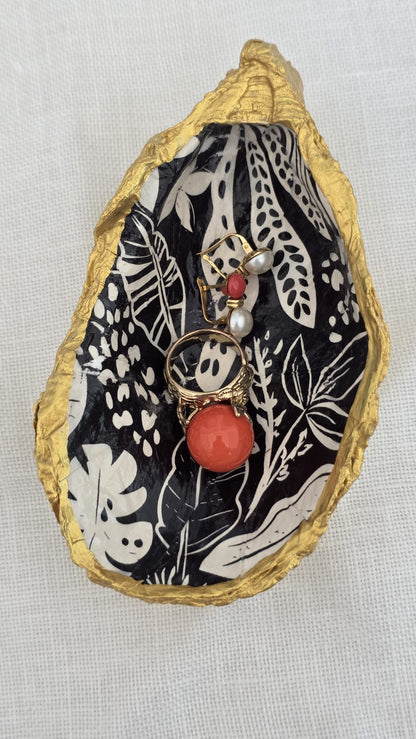 Vaciabolsillos artesanal hecho con concha de ostión decorada con 
decoupage. Ideal para decorar sobre mueble y dejar llaves, monedas, joyas...