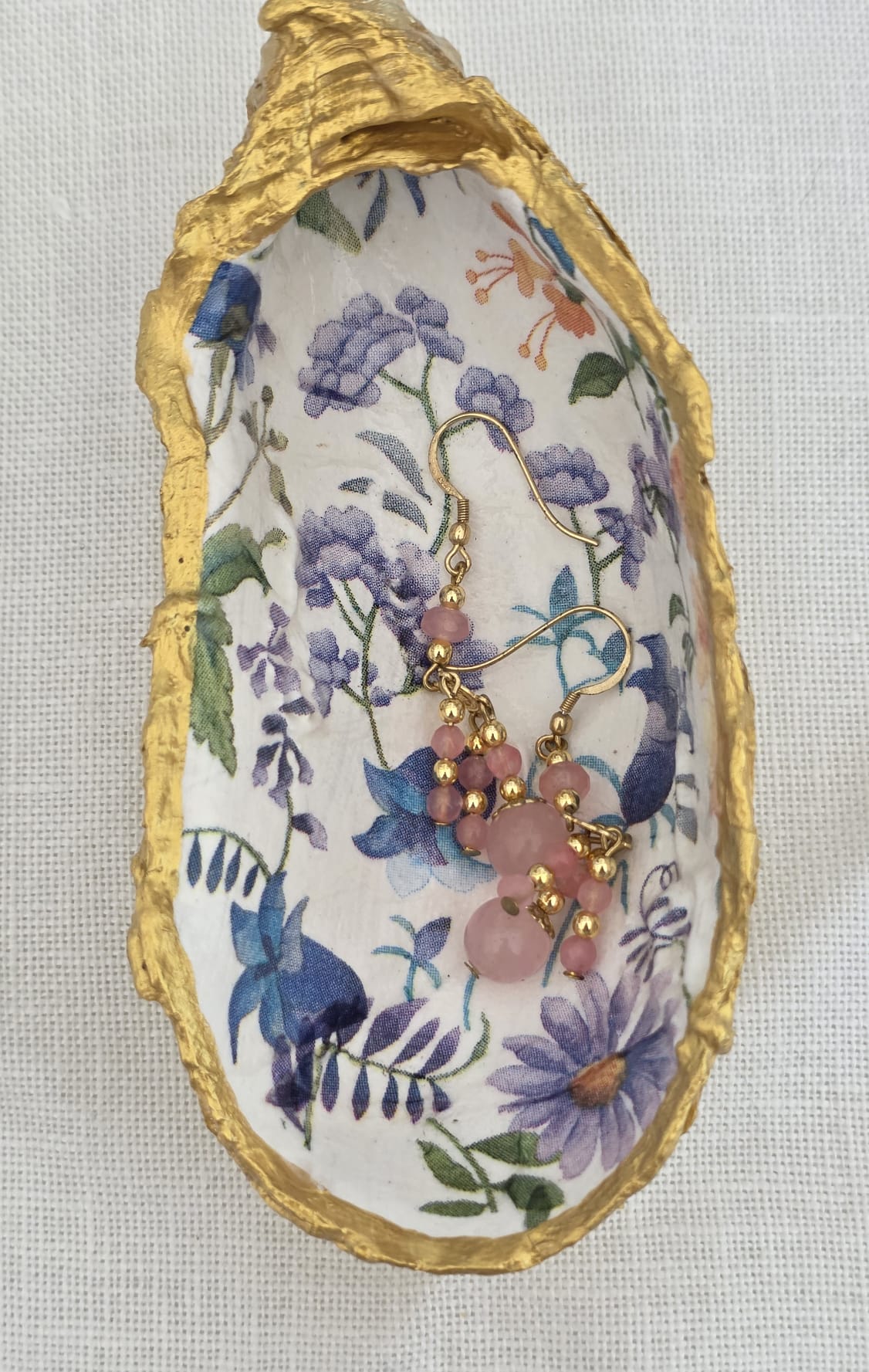 Vaciabolsillos artesanal hecho con concha de ostión decorada con 
decoupage. Ideal para decorar sobre mueble y dejar llaves, monedas, joyas...