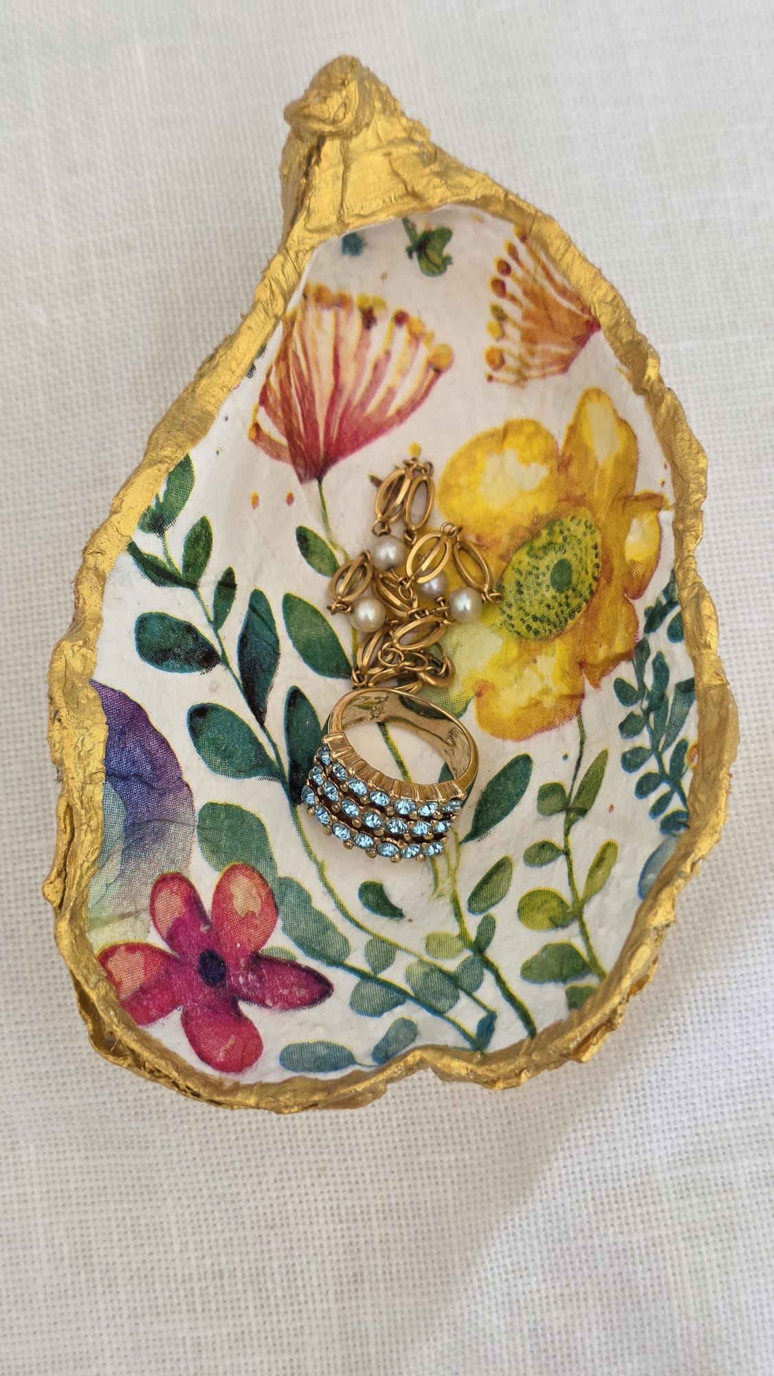 Vaciabolsillos artesanal hecho con concha de ostión decorada con 
decoupage. Ideal para decorar sobre mueble y dejar llaves, monedas, joyas...